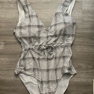 NEVER WORN: Perfect condition Summersalt swimsuit. Size 14.